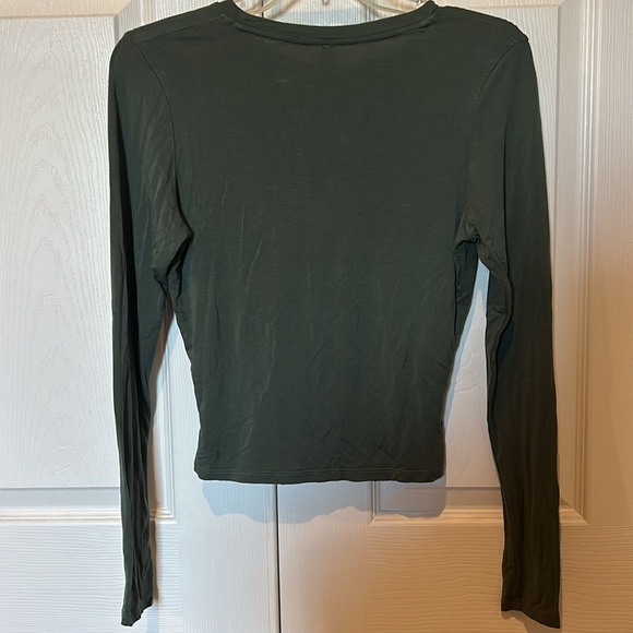 Worn 1X, women’s, lightweight long sleeve top, front seam/twist bottom - Picture 4 of 6